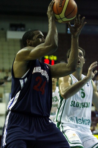 图文-斯洛文尼亚94-86NBDL大使 美国队员欲强