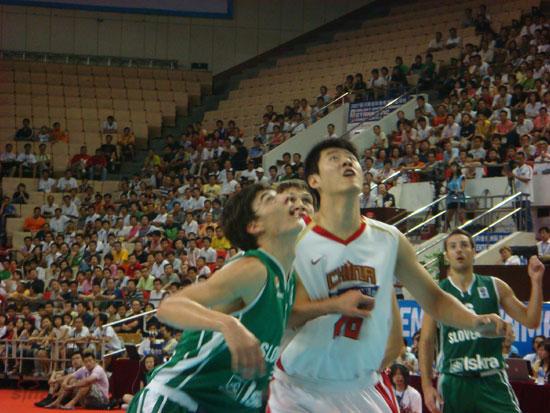 图文-中国男篮vs斯洛文尼亚 张松涛篮下欲争抢
