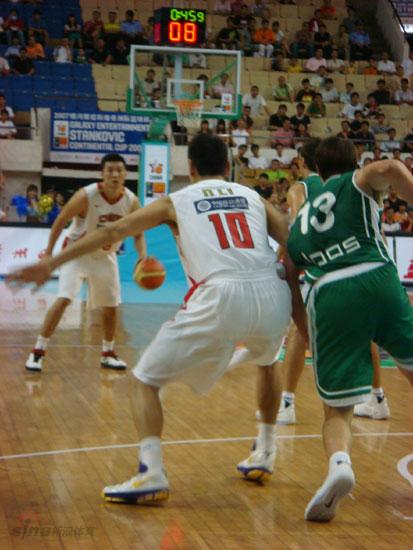 图文-中国男篮vs斯洛文尼亚 李楠上场拼抢位置