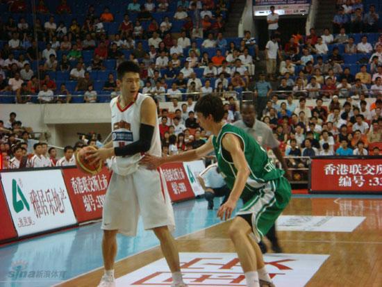 图文-中国男篮vs斯洛文尼亚 孙悦上场发动进攻