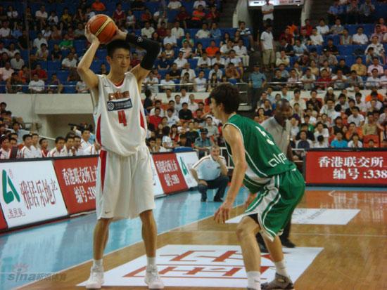 图文-中国男篮vs斯洛文尼亚 孙悦拿球寻找队友