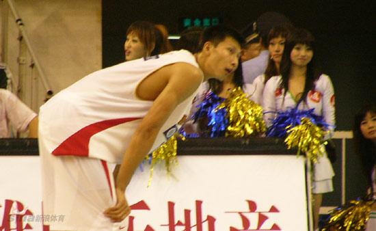 图文-中国男篮vs斯洛文尼亚 易建联引爆全场_