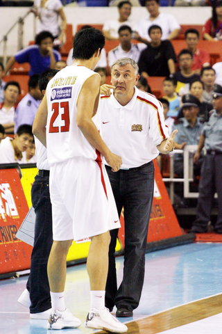 图文-中国男篮vs斯洛文尼亚 尤纳斯调教丁锦辉