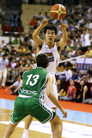 图文-中国男篮vs斯洛文尼亚 王仕鹏传球直插篮