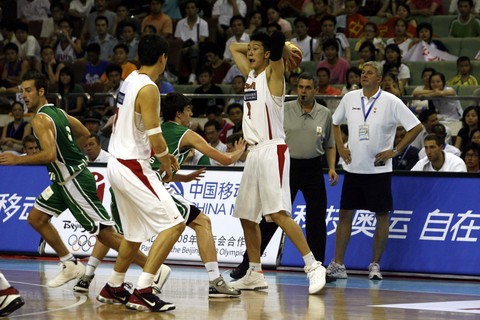 图文-中国男篮vs斯洛文尼亚 孙悦传球寻找队友