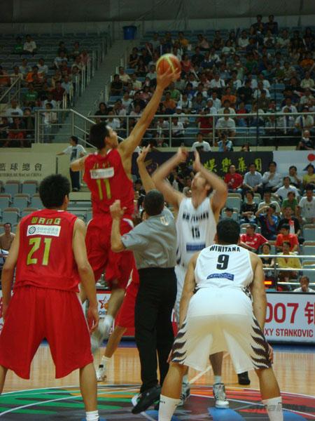 图文-[斯杯]中国男篮vs新西兰 双方跳球比赛开始