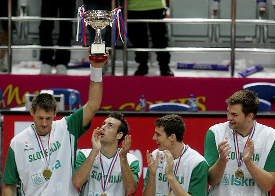 图文-斯杯落幕中国男篮获亚军 斯洛文尼亚队夺