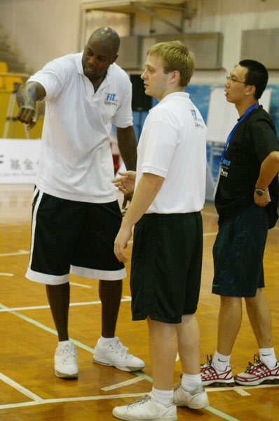 图文-NBA篮球训练营北京举行 教练之间相互沟