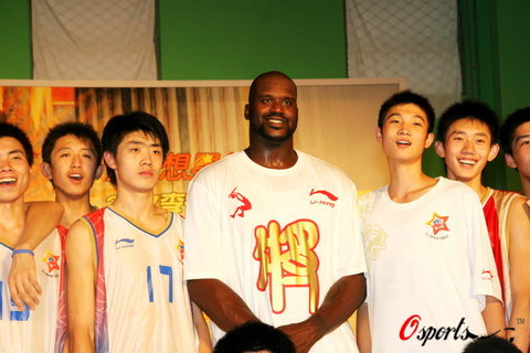 图文-奥尼尔出席中国篮球选秀营 奥尼尔和选手合影