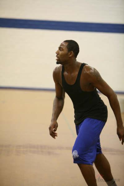 图文-老卢卡斯夏季篮球训练营 快点把球传给我