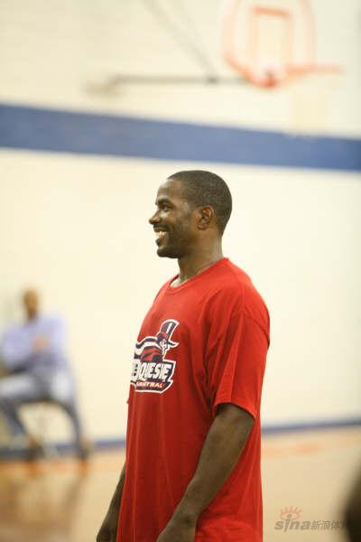 图文-老卢卡斯夏季篮球训练营 受到表扬开心的