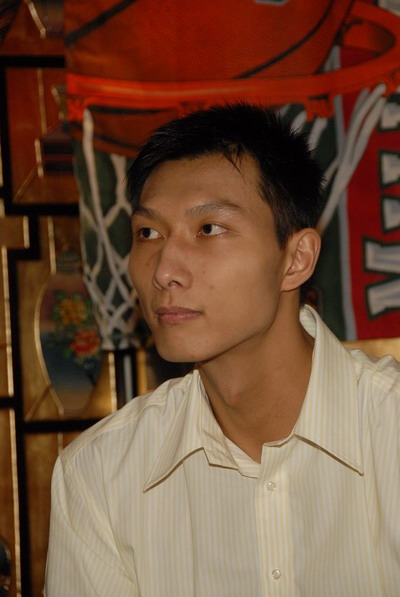 图文-易建联正式签约雄鹿三年 陷入沉思_篮球