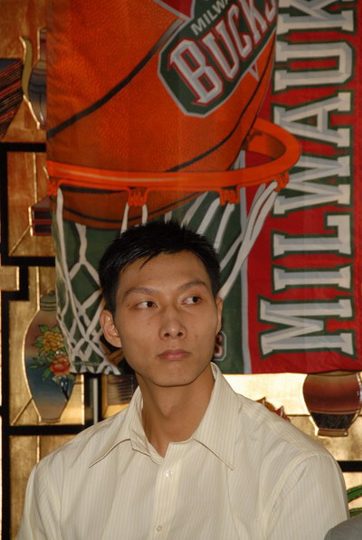 图文-易建联正式签约雄鹿三年 左顾右盼_篮球