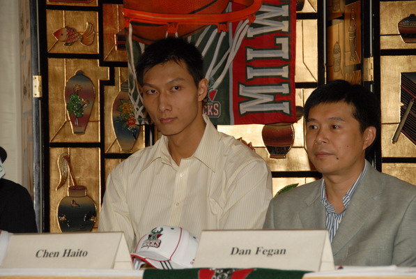 图文-易建联正式签约雄鹿三年 阿联和海哥_篮