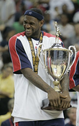 图文-梦八胜阿根廷获美洲杯冠军 詹姆斯怀抱冠