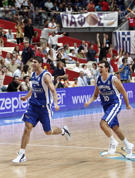 图文-希腊63-62斯洛文尼亚 希腊队员庆祝胜利