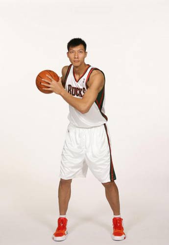 图文-易建联正式亮相雄鹿队媒体日 护球姿势摆