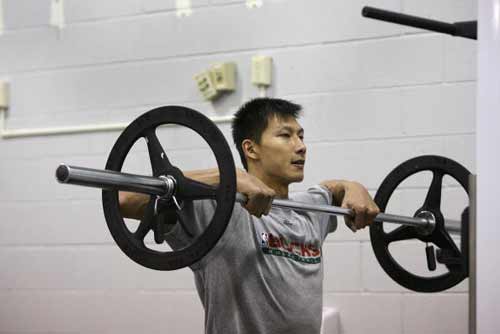 图文-易建联在训练房苦练力量 上肢力量专项练