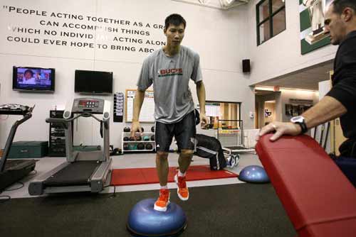 图文-易建联在训练房苦练力量 腿部力量专项练