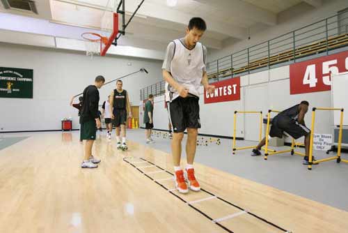 图文-易建联在训练房苦练力量 阿联玩跳格子