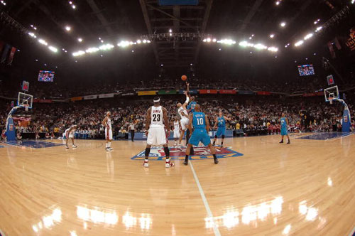 图文-[NBA中国赛]魔术VS骑士 开球时刻谁能占