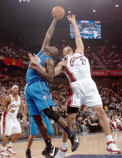 图文-07NBA中国篮球赛魔术胜骑士 福伊尔争抢