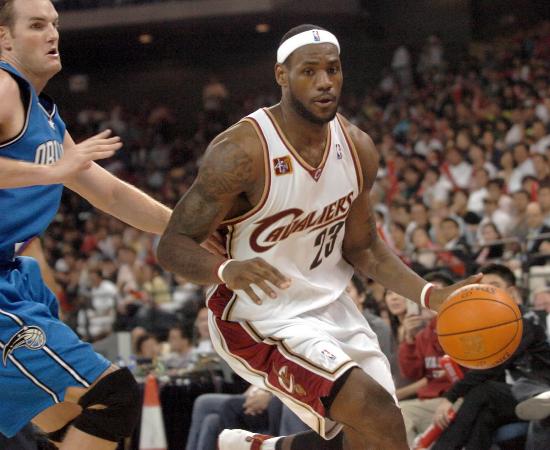 图文-07NBA中国篮球赛魔术胜骑士 小皇帝带球