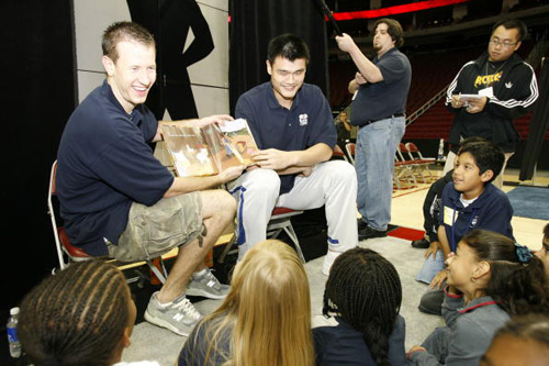 图文-[NBA]火箭队读书活动 诺瓦克展现阳光气
