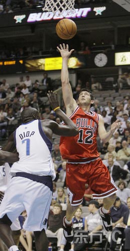 图文-[NBA季前赛]公牛88-96小牛 迪奥普防守吃