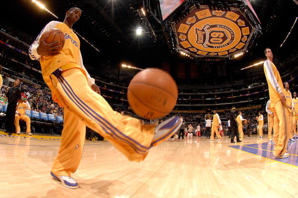 图文nba常规赛火箭vs湖人科比玩起足球