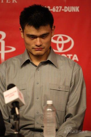 图文-[NBA]赛后球员大秀服装 姚明质朴灰衬衫