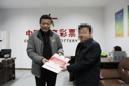 安徽省体彩中心主任孙焱向大奖得主颁发大奖支票及纪念品