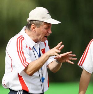 福一期攻势足球先练基本功:从细 从严 从传接球