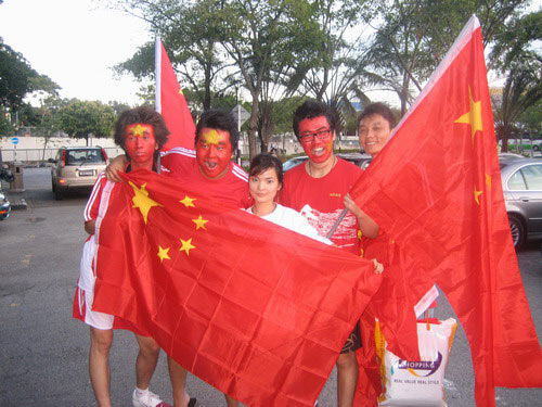 图文-中马战球迷为国足助阵手中紧握五星红旗