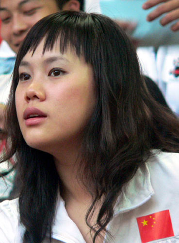 图文-中马战球迷为国足助阵 娇小可爱的美女球