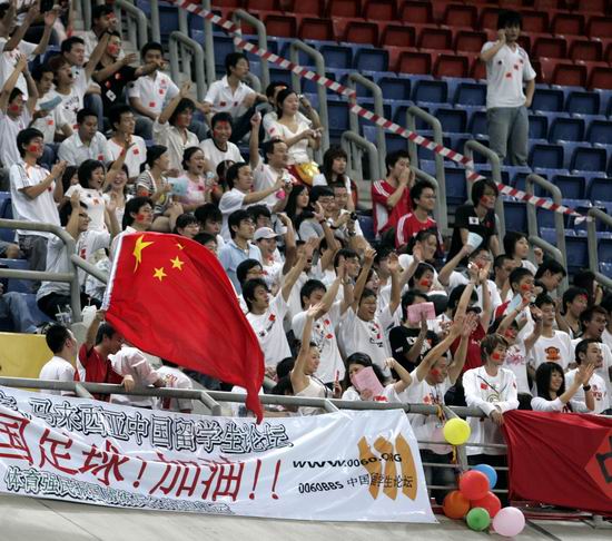 图文-中马战球迷为国足助阵五星红旗在这里迎风飘扬