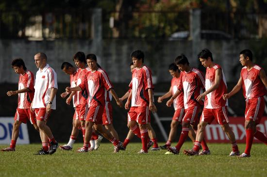 图文-国足备战伊朗大练射门 一堂训练课累坏球