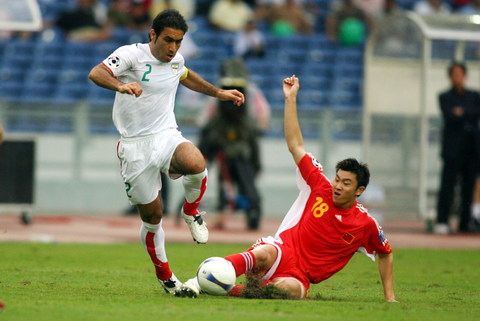图文-[亚洲杯]中国队VS伊朗周海滨倒地铲射