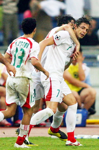 图文-[亚洲杯]中国队VS伊朗 赞迪与队友庆祝进
