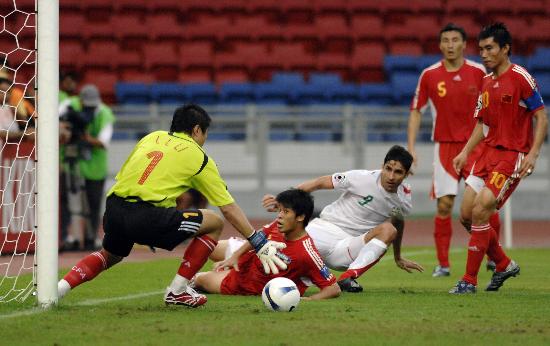 图文-[亚洲杯]中国队2-2伊朗队 李雷雷门前救险