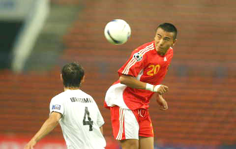 图文-[亚洲杯]国足VS乌兹别克 毛剑卿狮子甩头