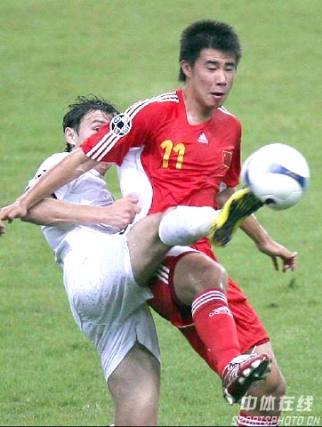 图文-[亚洲杯]国足VS乌兹别克 董方卓贴身逼抢