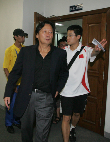 图文-国足将帅出席赛后新闻发布会 此时他在想