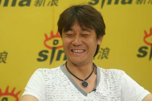 图文-高峰李承鹏做客新浪谈国足 高峰会心一笑