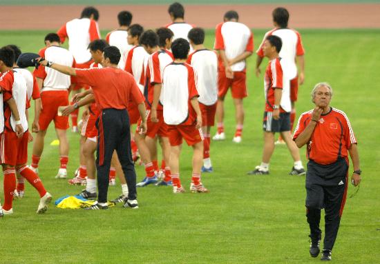 图文-国奥队备战四国赛 杜伊科维奇转向另一侧