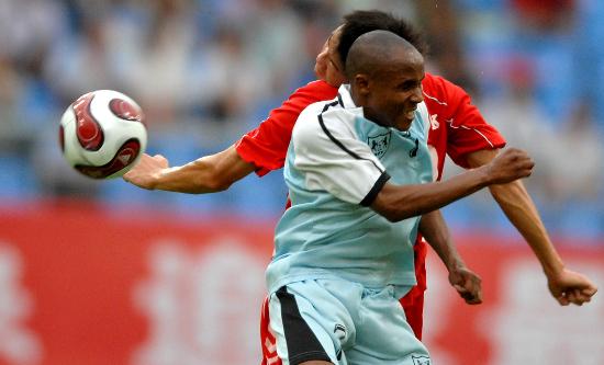 图文-朝鲜国奥0-1博茨瓦纳 坦帕与朝鲜球员拼抢