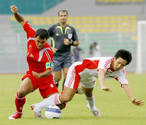 图文-资格赛国足客场4-0缅甸 郑斌在中场拼抢积