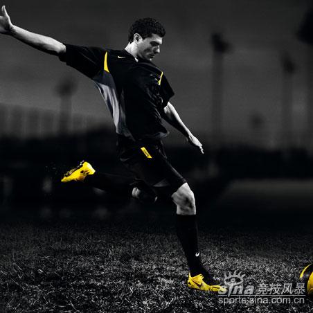 世界足球明星大秀Nike新款战靴 Total 90 Lase