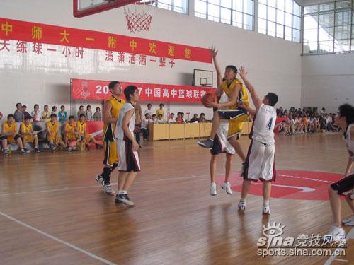 图文-NIKE中国高中篮球联赛全国总决赛 强行上