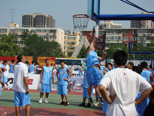 图文-火力工厂篮球训练营第一天全面展开 测试